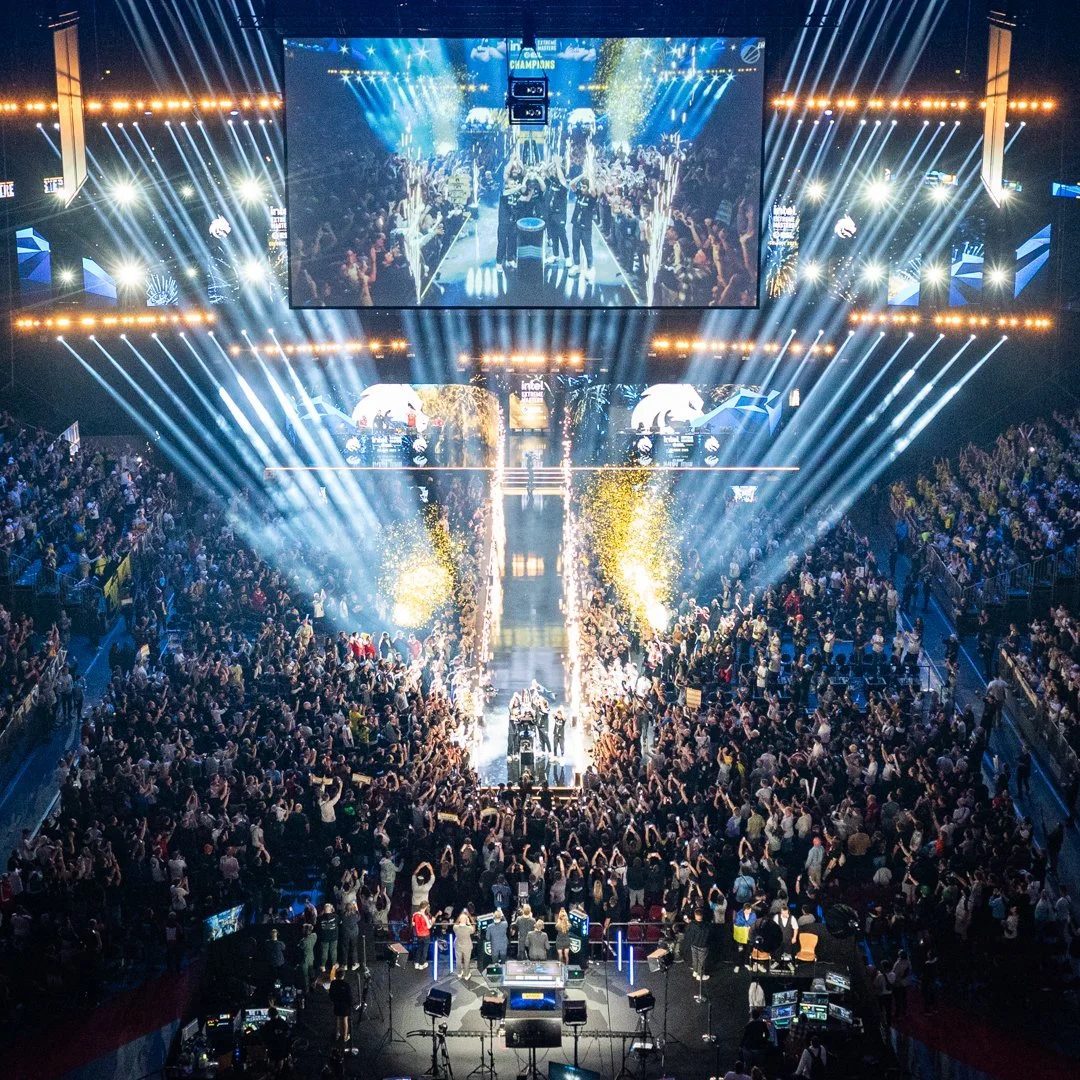 Winning players lifting the trophy at IEM Cologne