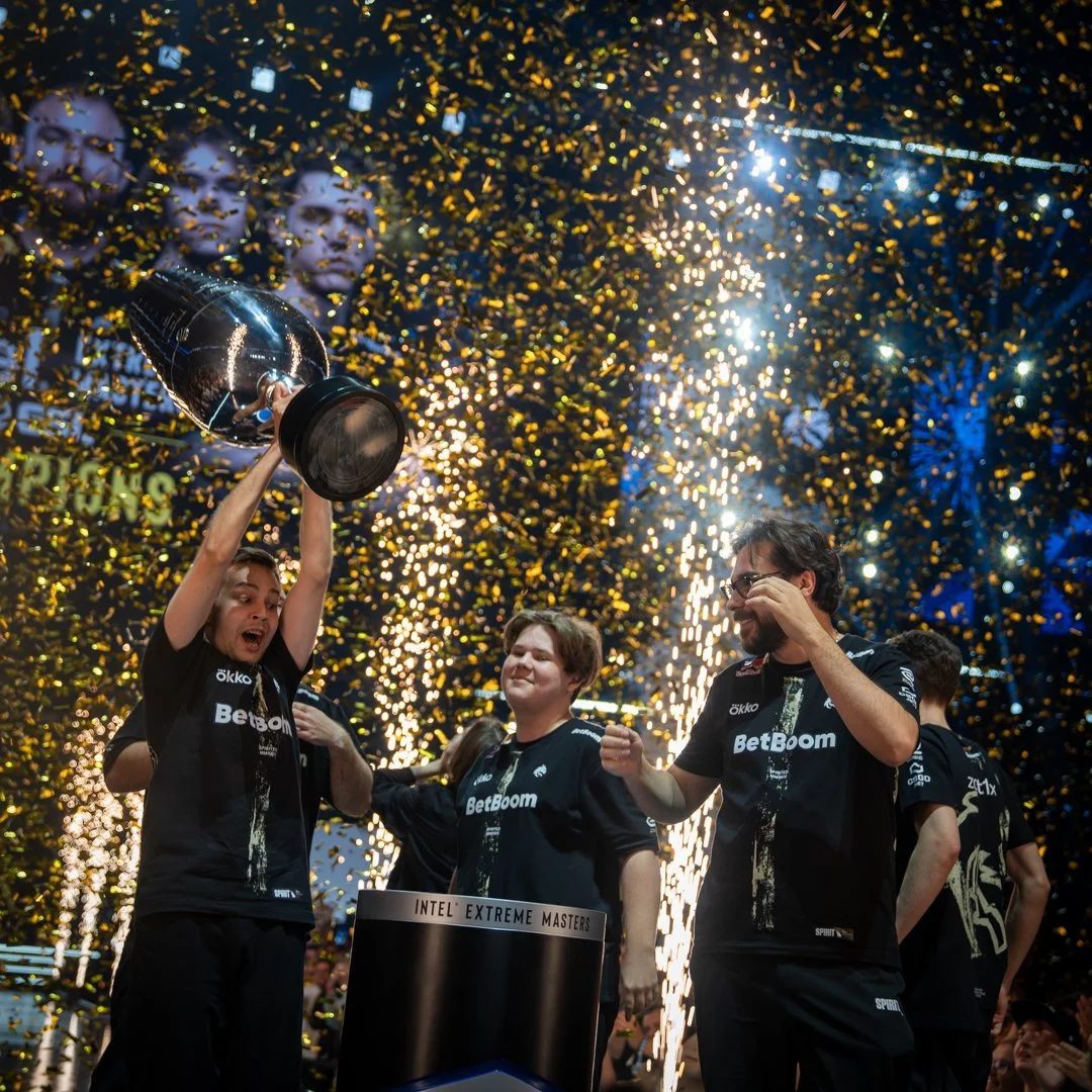 Winners celebrating with confetti at IEM Cologne