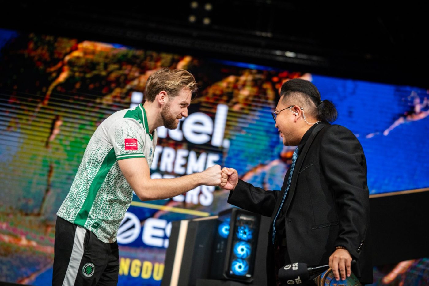 Player fist-bumping fans at IEM Chengdu